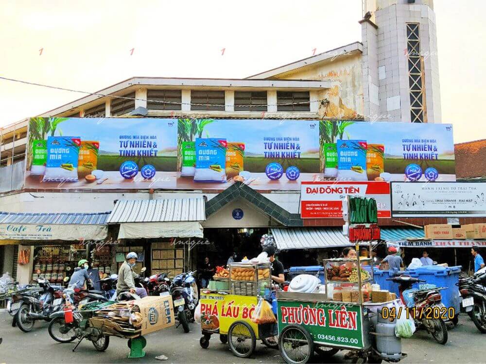 Nghiên cứu thị trường và đối thủ cạnh tranh là bước đầu trong xây dựng một chiến lược dịch vụ quảng cáo Facebook hiệu quả cho cửa hàng đặc sản tại Cần Thơ
